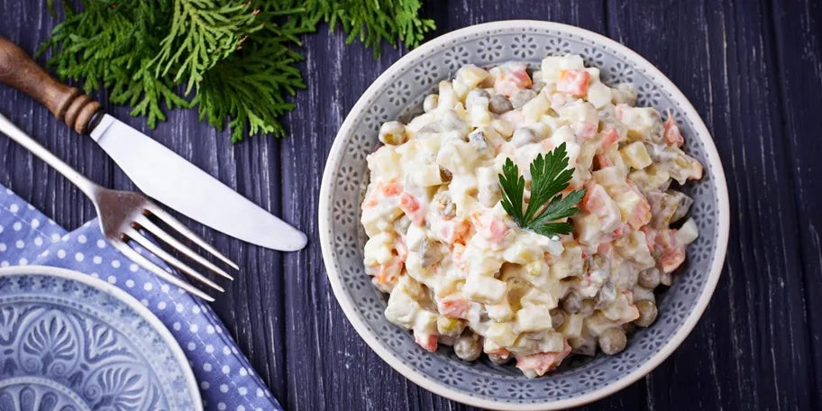 ruska salata u činiji na slavskom stolu